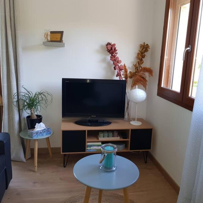 Studio Avec Terrasse Au Calme Jayat Εξωτερικό φωτογραφία